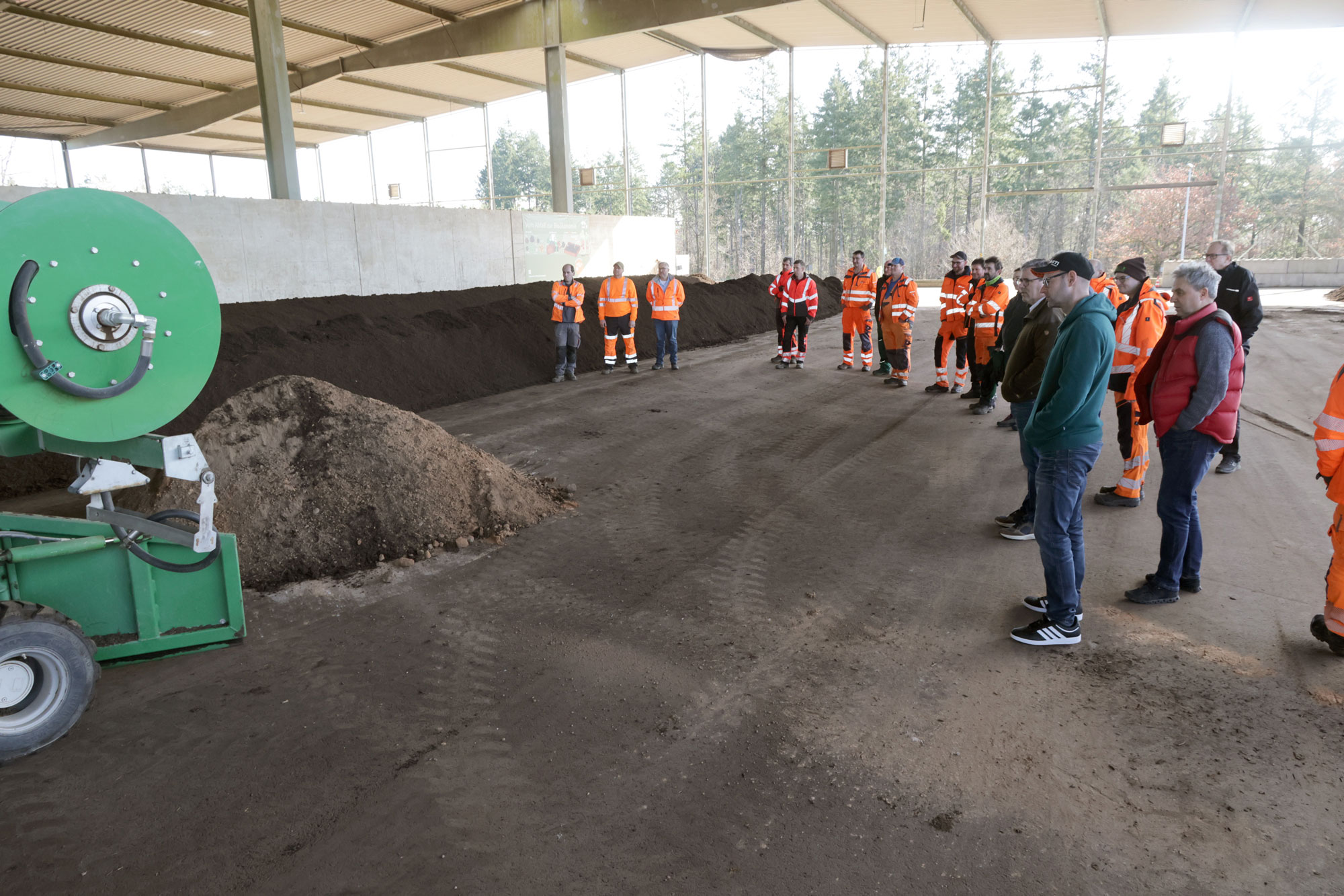 Vertreter der Bauhöfe des Neckar-Odenwald-Kreises informierten sich im Biomassezentrum der AWN in Buchen über die verschiedenen Komposte und Herstellungsverfahren. Foto: Martin Hahn