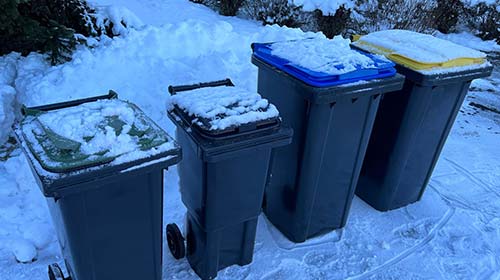 Mülltonnen mit Schnee